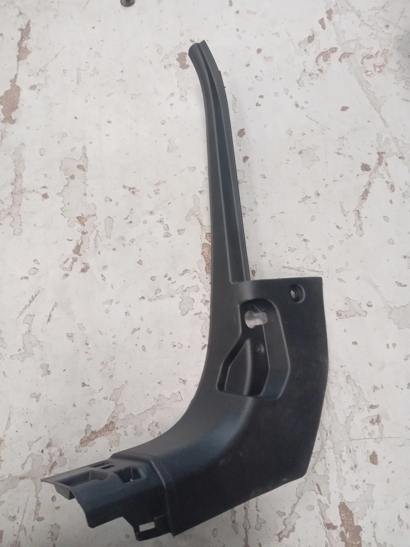 Moldura pilar inferior Delantero Izquierdo En buen estado